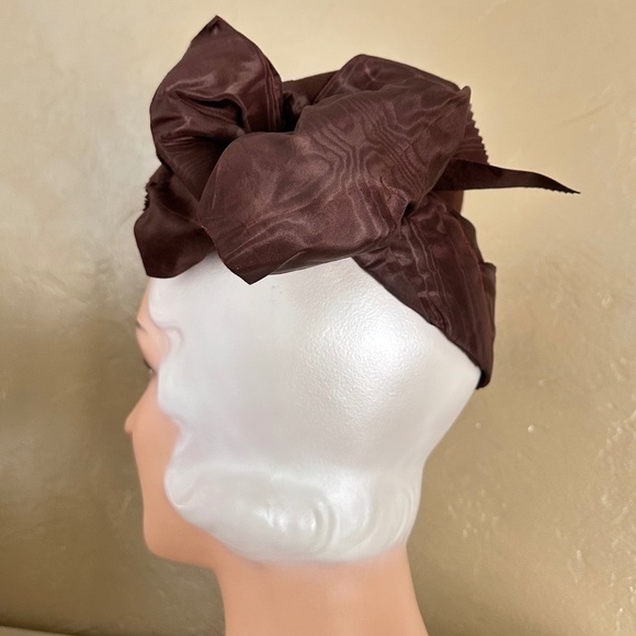 COVETED AND REGISTERED DESIGNER 1940s' BROWN FELT & TAFFETA TILT HAT - Picture 4 of 12